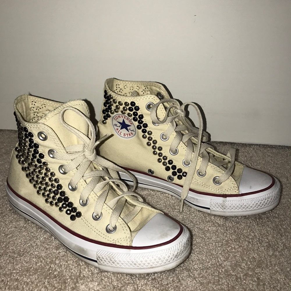 Free people converse